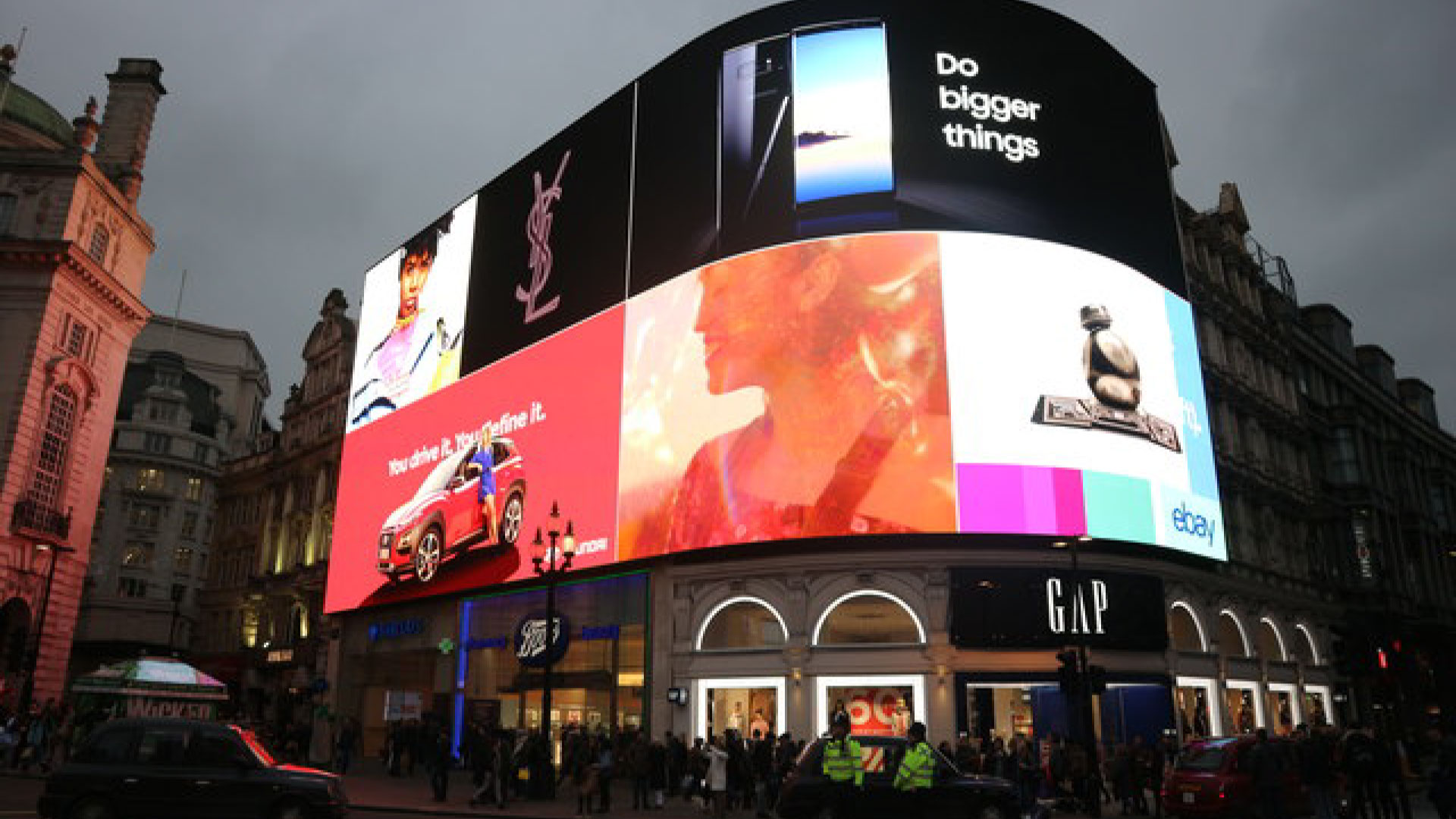 Out of home. Цифровая наружная реклама Dooh. Мультимедиа в рекламе. Наружная реклама Ooh. Мультимедийные экраны для рекламы.